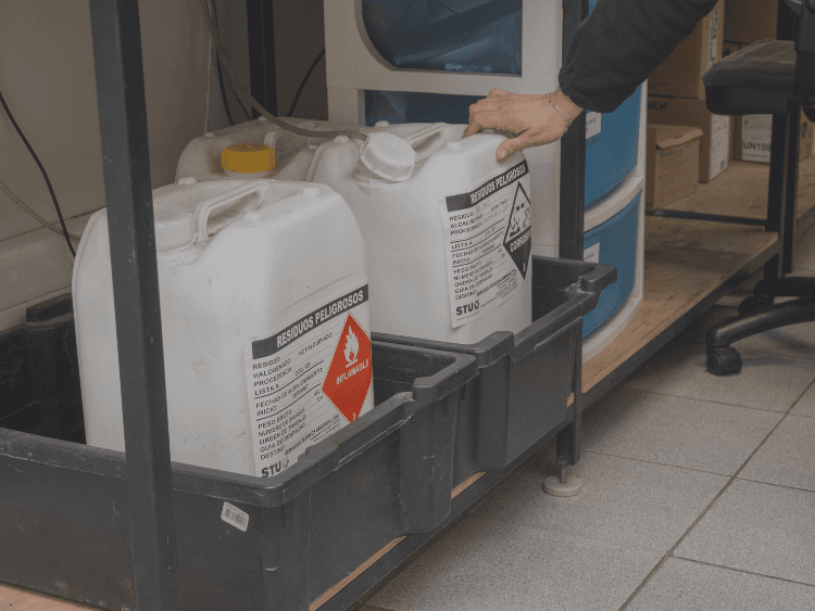 Programa de buenas prácticas ambientales en los laboratorios: Gestión de Residuos Peligrosos