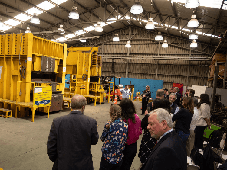 Delegación de Friends UC visita el Laboratorio de Ensayos Dinámicos de Dictuc