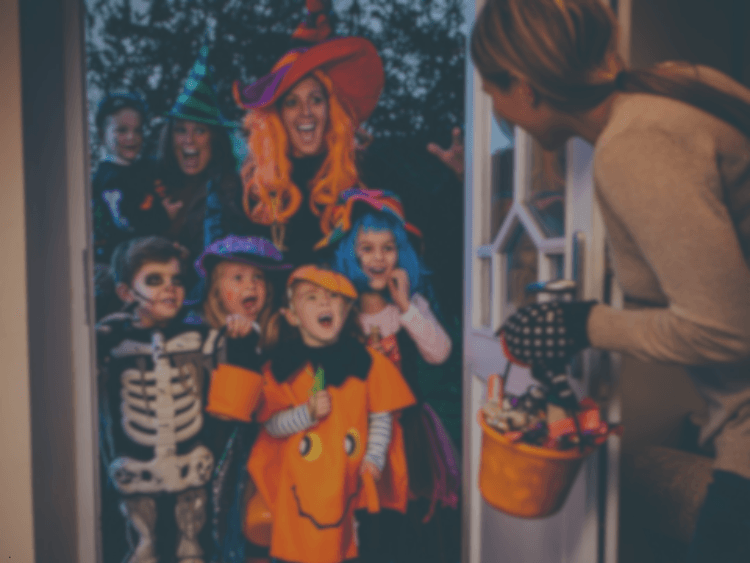 ¿Qué tan seguras son las máscaras que usan los niños en Halloween? 