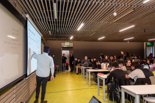 Jóvenes estudiantes transforman desafíos en soluciones innovadoras