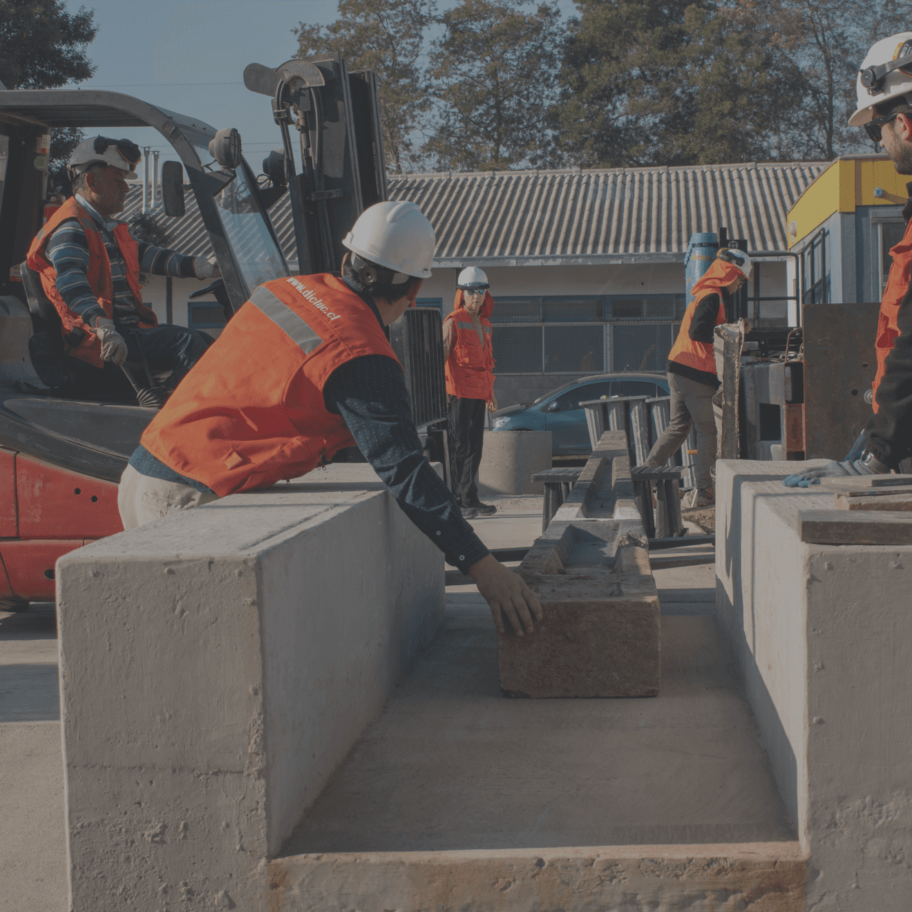 Dictuc realiza ensayo destructivo con poste reciclado de Enel