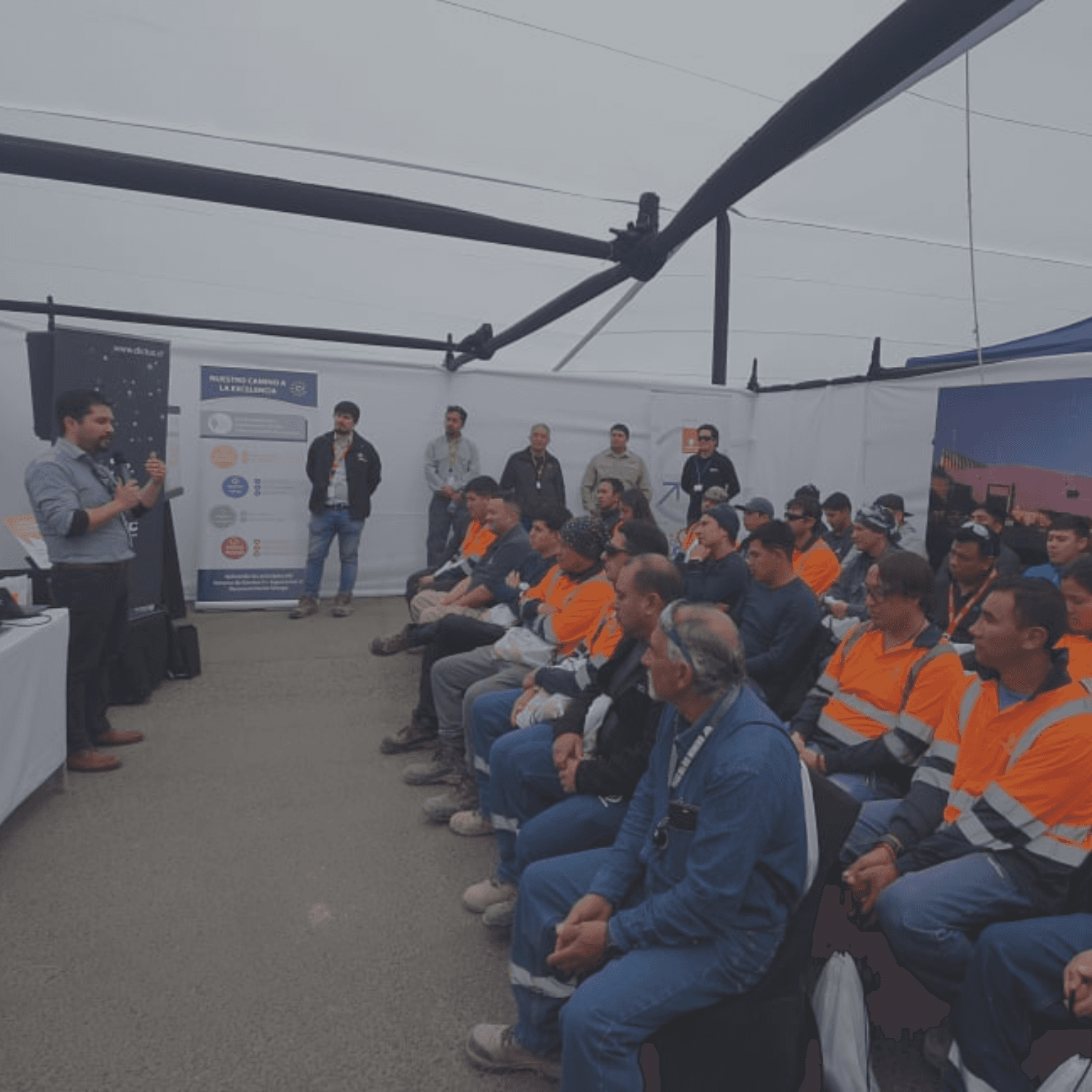 Gerente de unidad de Dictuc da charla en evento de Codelco