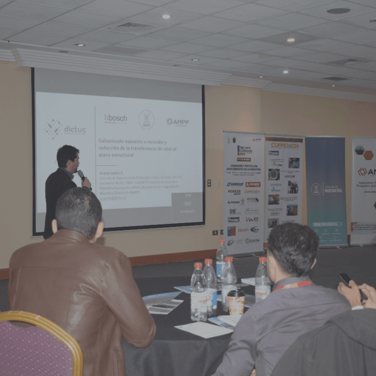 Gerente de Dictuc da charla en evento Two Days Corrosion
