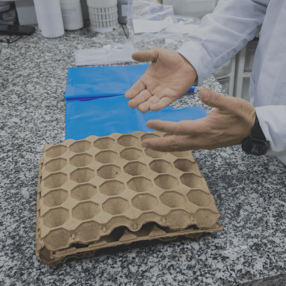 Ensayos fisicoquímicos y microbiológicos en envases para comida